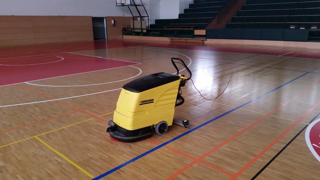 Údržba palubovky před druhou polovinou sezóny
